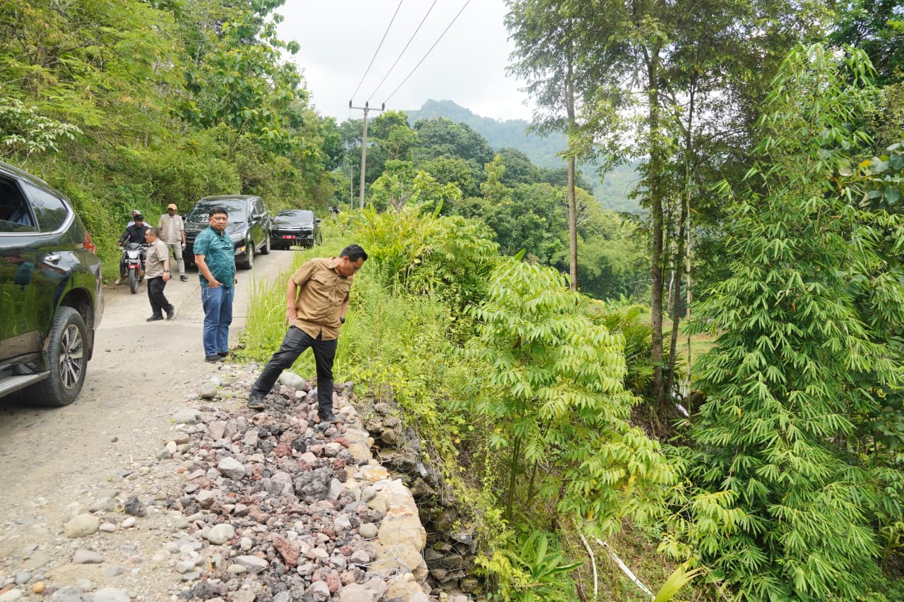 Pelebaran Bahu Jalan dan Penguatan Infrastruktur Banjarwangi–Cibalong Jadi Prioritas Pemkab Garut whatsapp image 2026 02 01 at 01.45.07