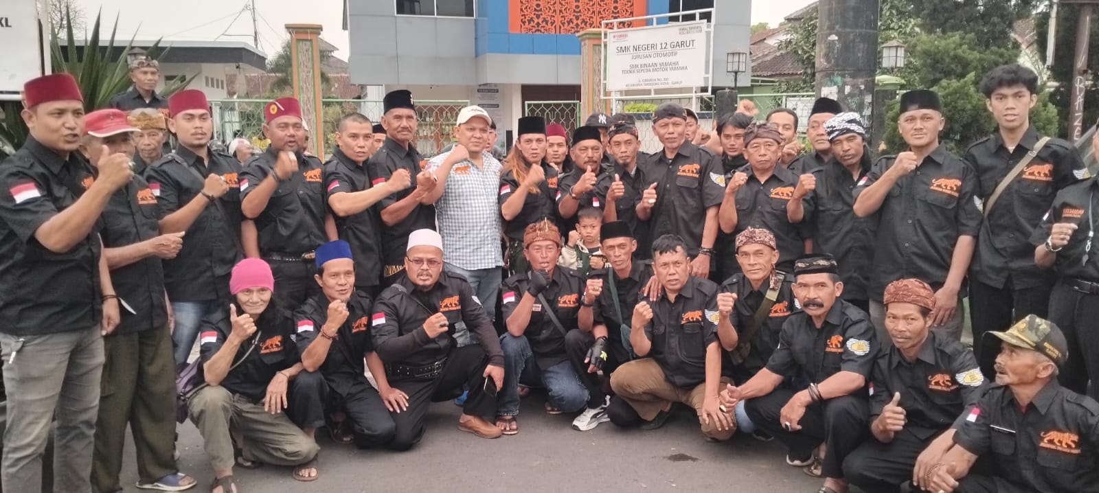 Ormas Jawaring Garut Bagikan Takjil kepada Pengendara di Simpang Lima Tarogong Kidul img 20260315 wa0010